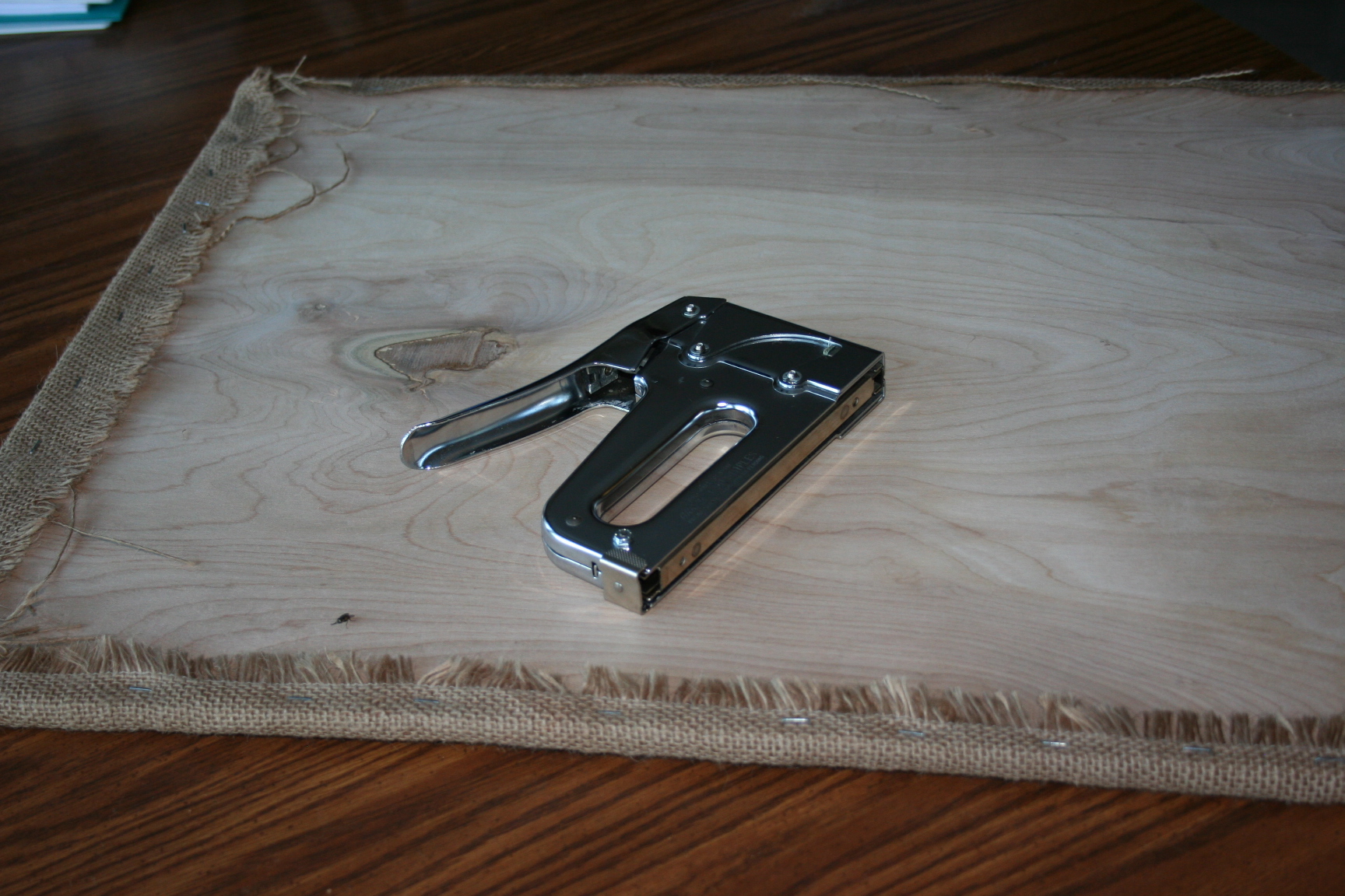 {How To} Dye Burlap usingTea Bags tempting thyme