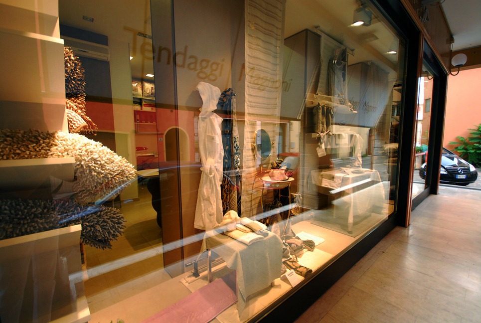 Vetrina esterna negozio Tendaggi Magnoni