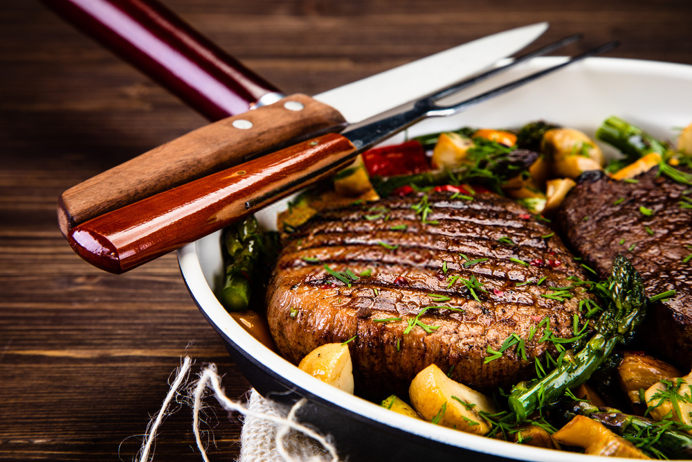 Cast iron vs stainless steel steak What does steak taste like on