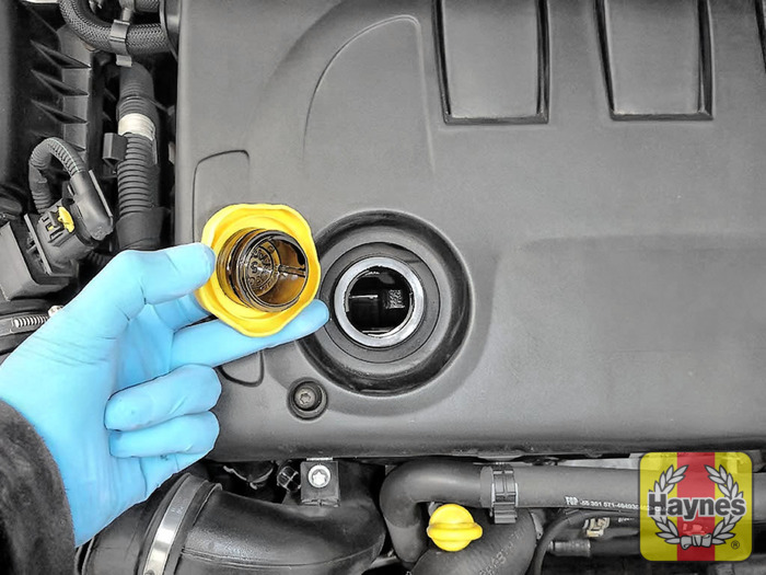 Saab 93 (2002 2007) 1.9 TiD Oil filter change Haynes Publishing