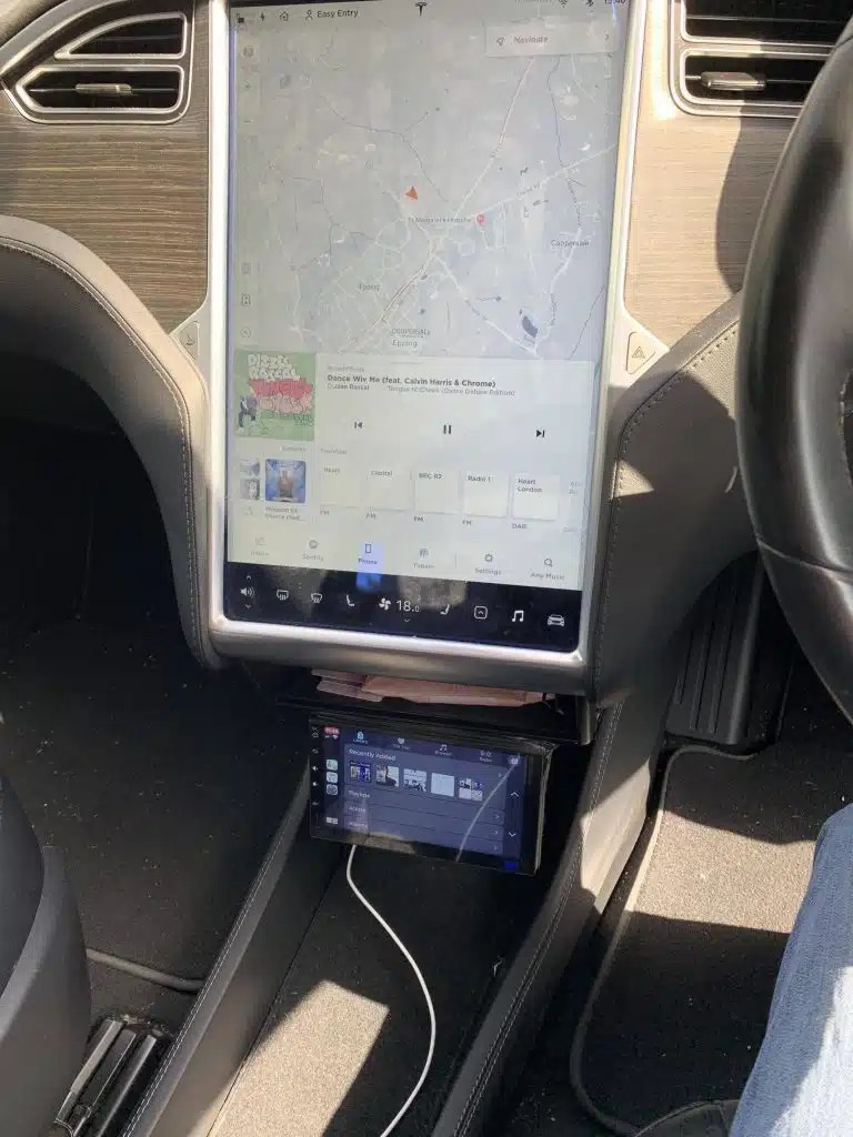 Heeft een Tesla Apple CarPlay of Android Auto?