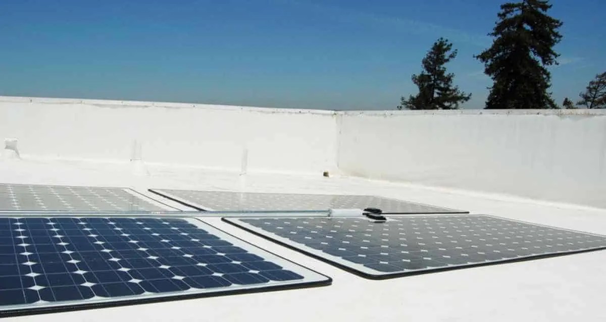 Llegan los paneles solares adhesivos, más baratos e instalados en 35