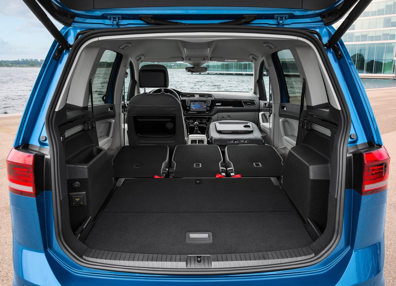 Дебютант Volkswagen Touran просторнее, экономичнее, быстрее Тест Драйв