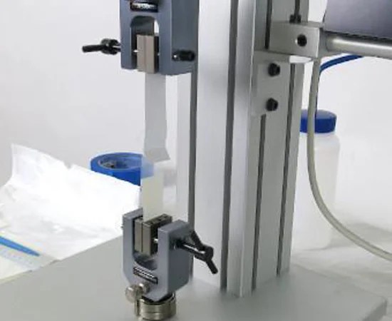 10 Pengujian Menggunakan Alat Universal Testing Machine