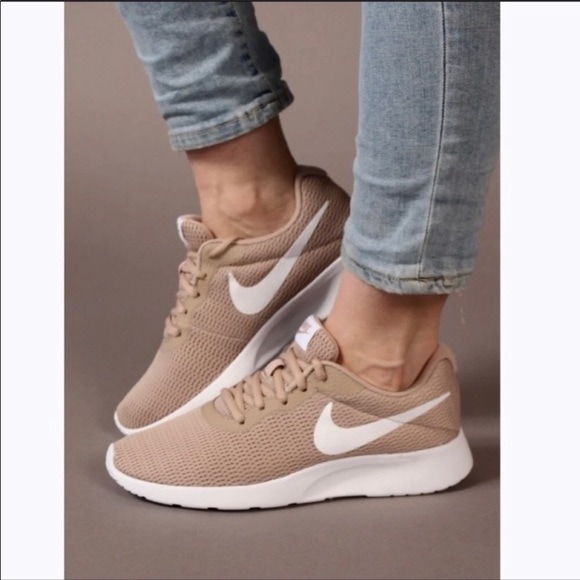 12 Best Nike Shoes For Nurses [EXPERT REVIEW 2024]