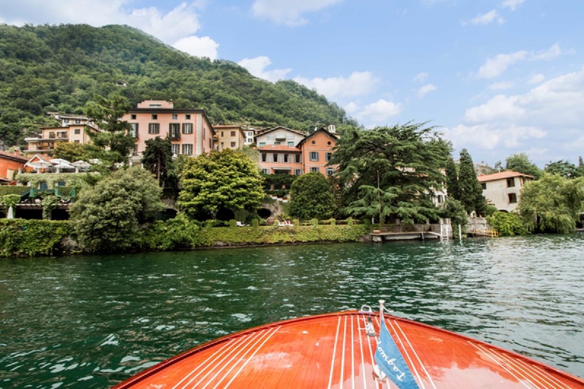 Villa for rent overlooking Lake Laglio in a luxury condominium with a large garden