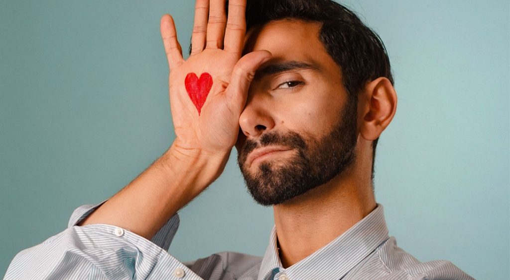 On a rencontré Ali, le chanteur libanais et queer qui veut représenter la France à l'Eurovision