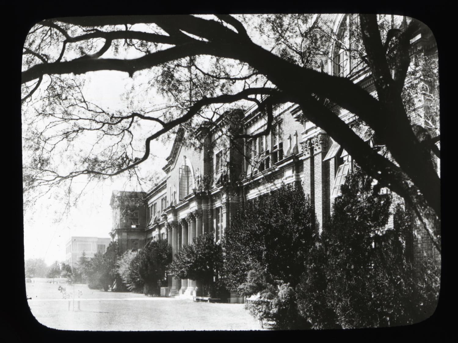 [Stephen F. Austin High School exterior] The Portal to Texas History
