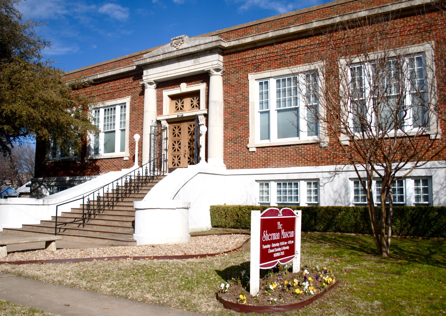 [Photograph of Old Sherman Public Library] The Portal to Texas History