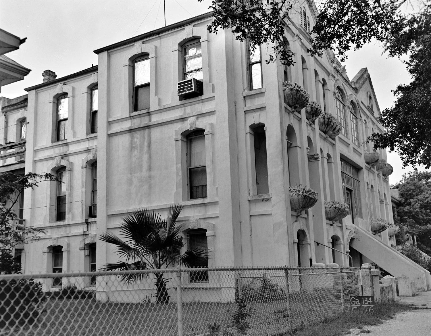 [Historic Lucas Apartments, Photograph THC_140150] The Portal to