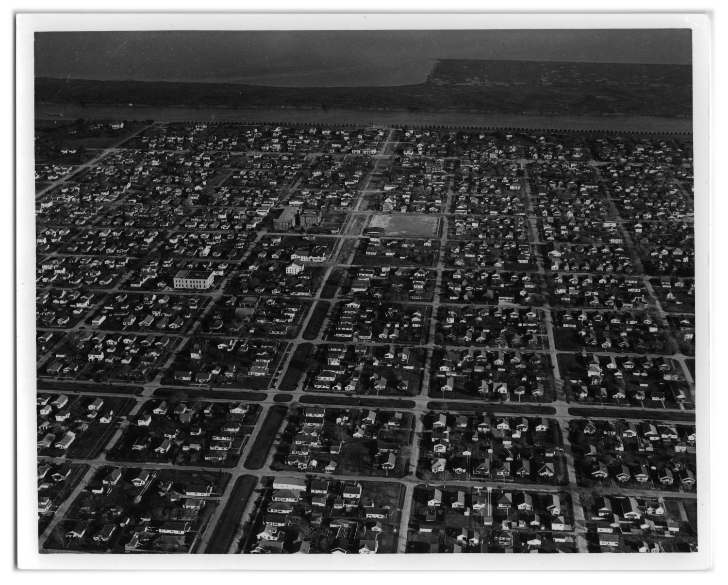 [DeQueen Boulevard Residential Area] The Portal to Texas History