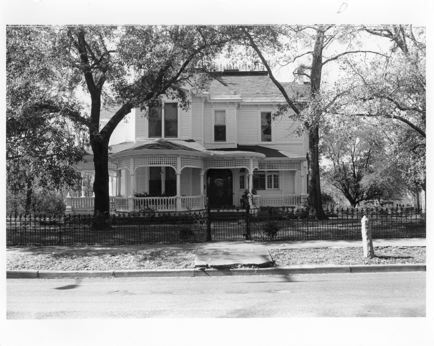 [805 S. Sycamore Edward Dilley House] The Portal to Texas