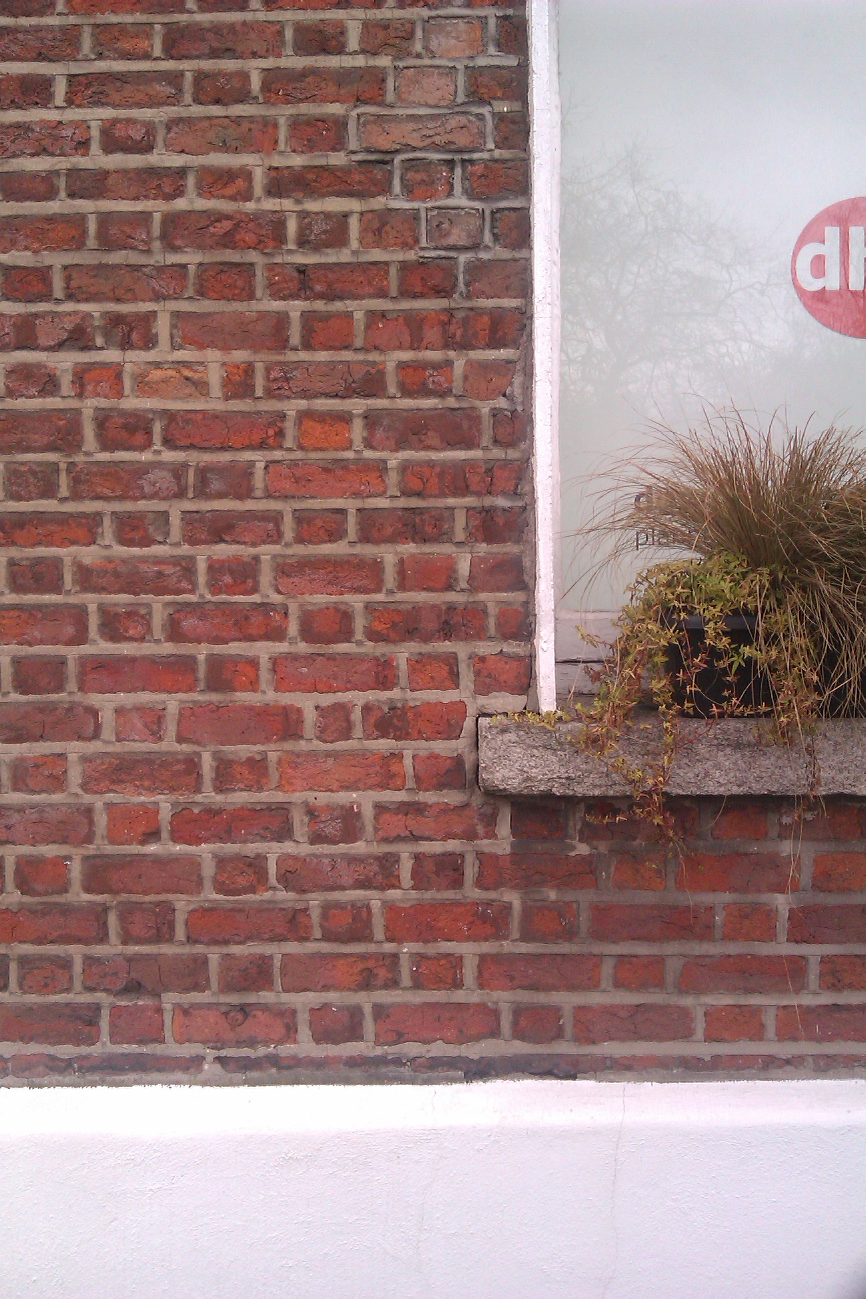 Une Fenetre Blanche Sur Un Mur Rouge Textures Et Joints