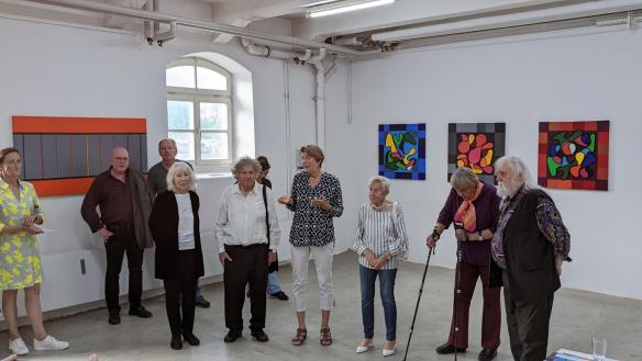 Bei der Eröffnung, v.r.n.l.: Gerhard Gerstberger, Ingryda Suokaite, Henriette Hense, Charlotte Panowski als Rednerin, Hans Fuchs, Petra Bergner, hinter ihr Renate Martins Sohn Robert und ich ©Foto: Gerhard Lang