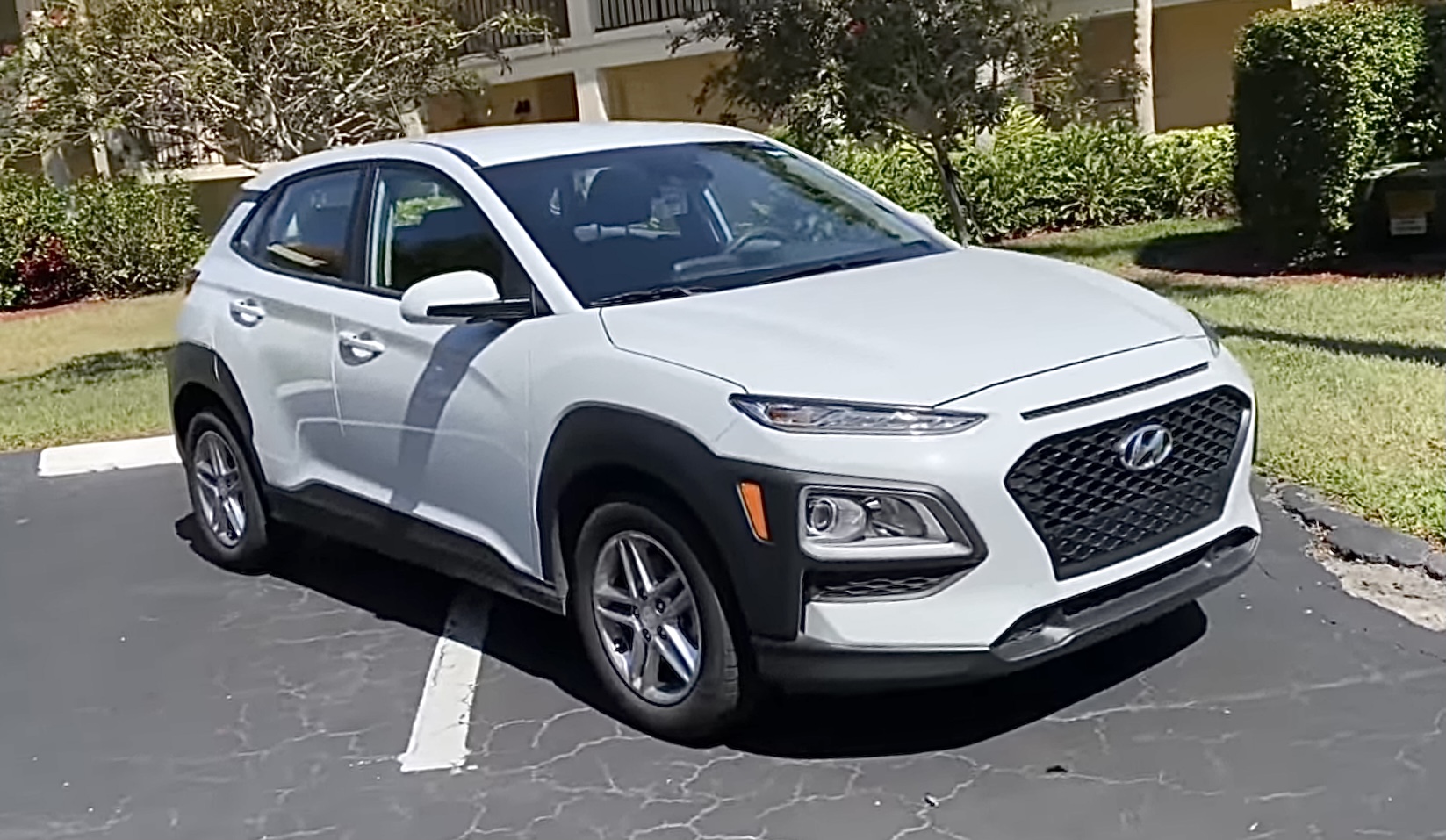 Video Here Are The Cool Gadgets & Gizmos In The CHEAPEST Hyundai Kona