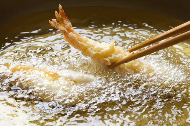 これなら上手くできるかも！揚げ物を“カラッ”とおいしく揚げるコツ、教えます♪ | キナリノ 天ぷら」をサクサクに揚げる温度・作り方&温め直しのコツ&レシピ | 東京ガス ウチコト