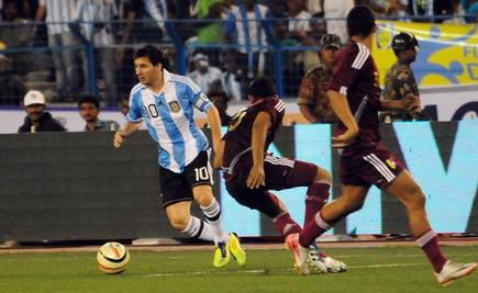 Argentina Vs Venezuela Kolkata - Https Www Thehindu Com Sport Football Messi Captivates Adoring Kolkata Audience Article2421100 Ece The Hindu Gallery 1