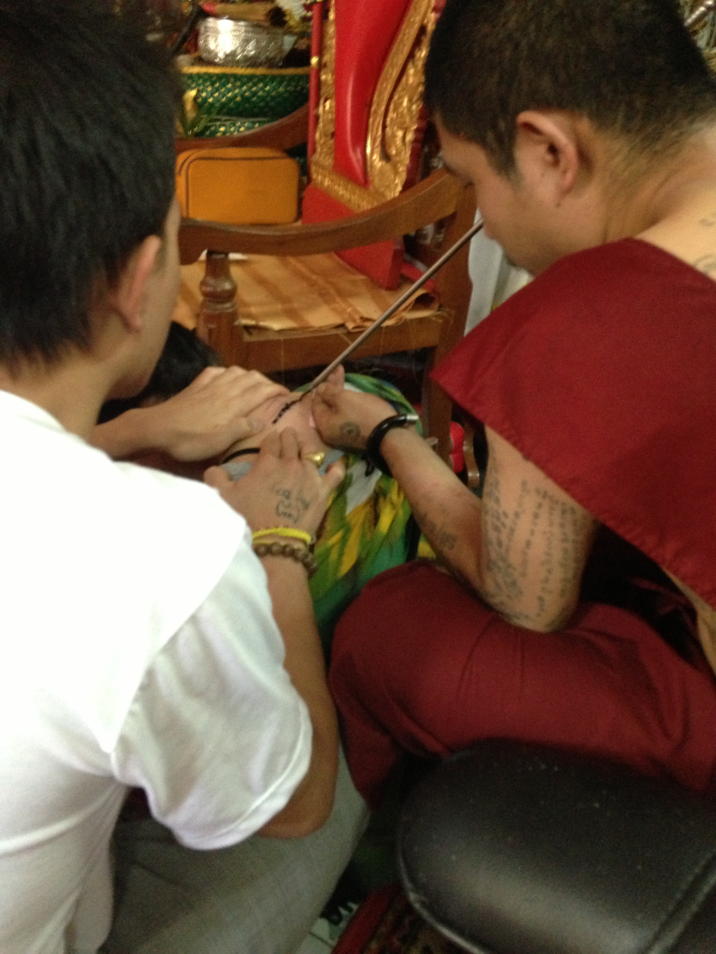 Pin de Monge Silva em comercial Tatuagem, Tatuagem pequena, Modelo Tatuando com o Monge Tatuado Thai de Mochila