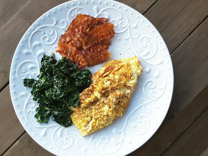 Keto frukost gräddomelett med skinka, bacon och svartkål ⋆ Thaimorsan
