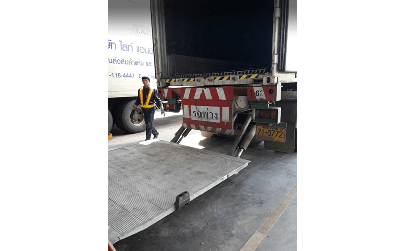 Thaireefer supplies Tail Lift Warehouse Operation ThaiReefer Group