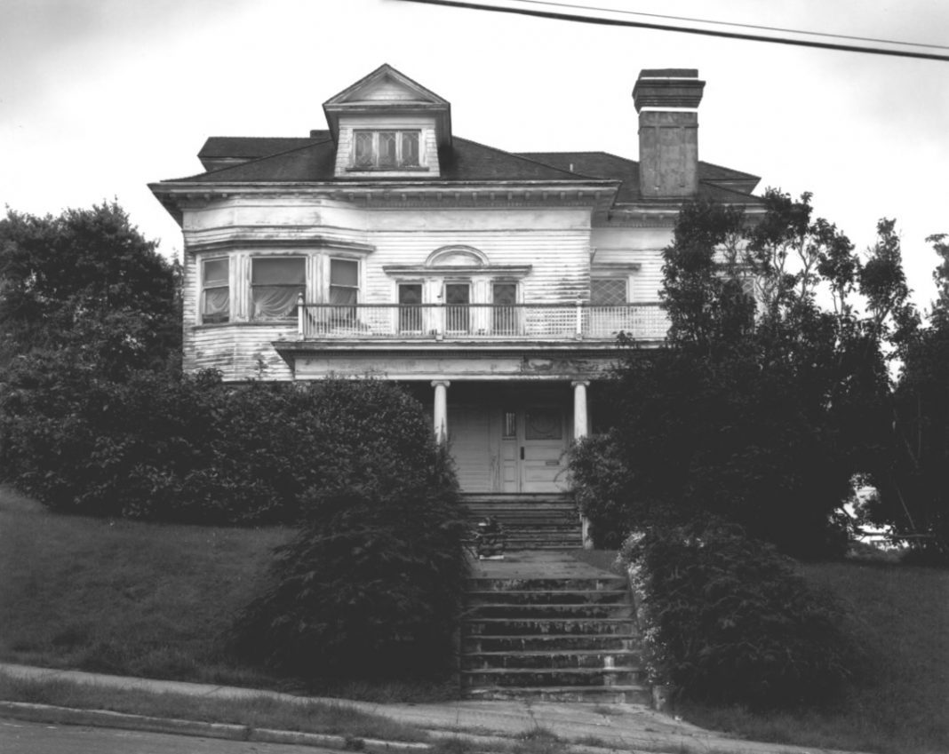 This Abandoned House on the Oregon Coast Has a Haunting History That