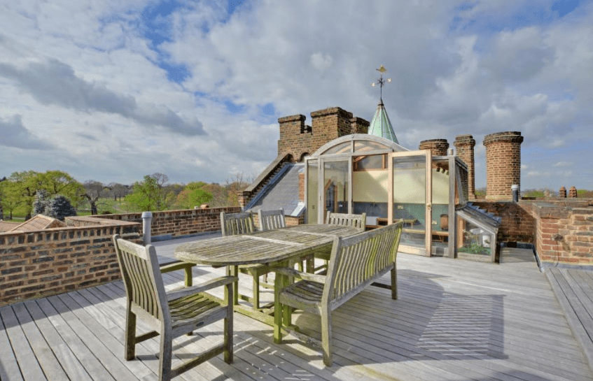 That’s an interesting house (castle) in Maze Hill That's an Interesting House