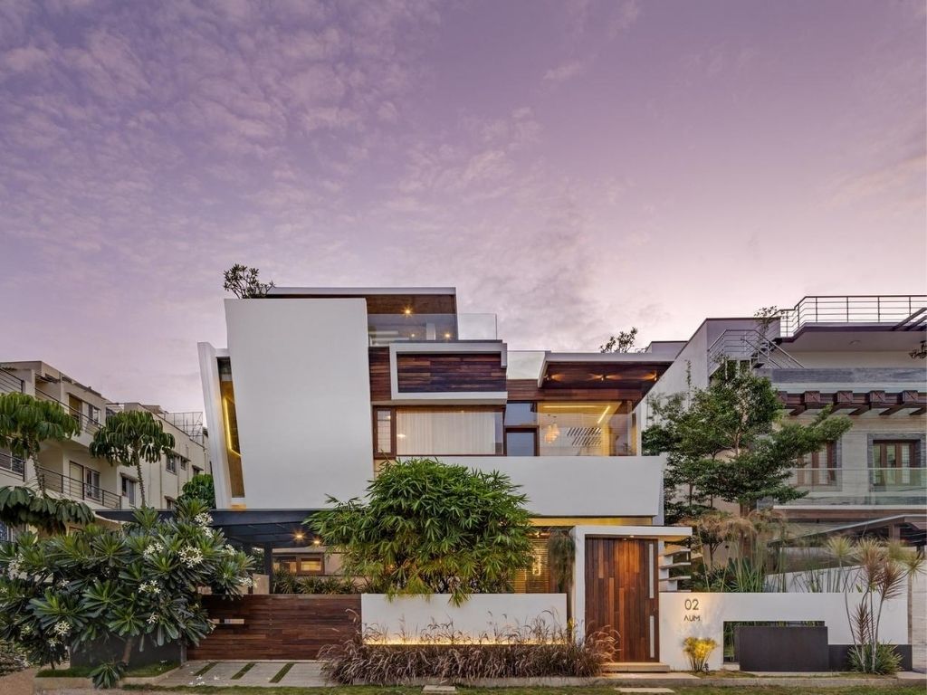 The Bungalow Has Striking Inclined Wall Which Adds Dynamism Crest