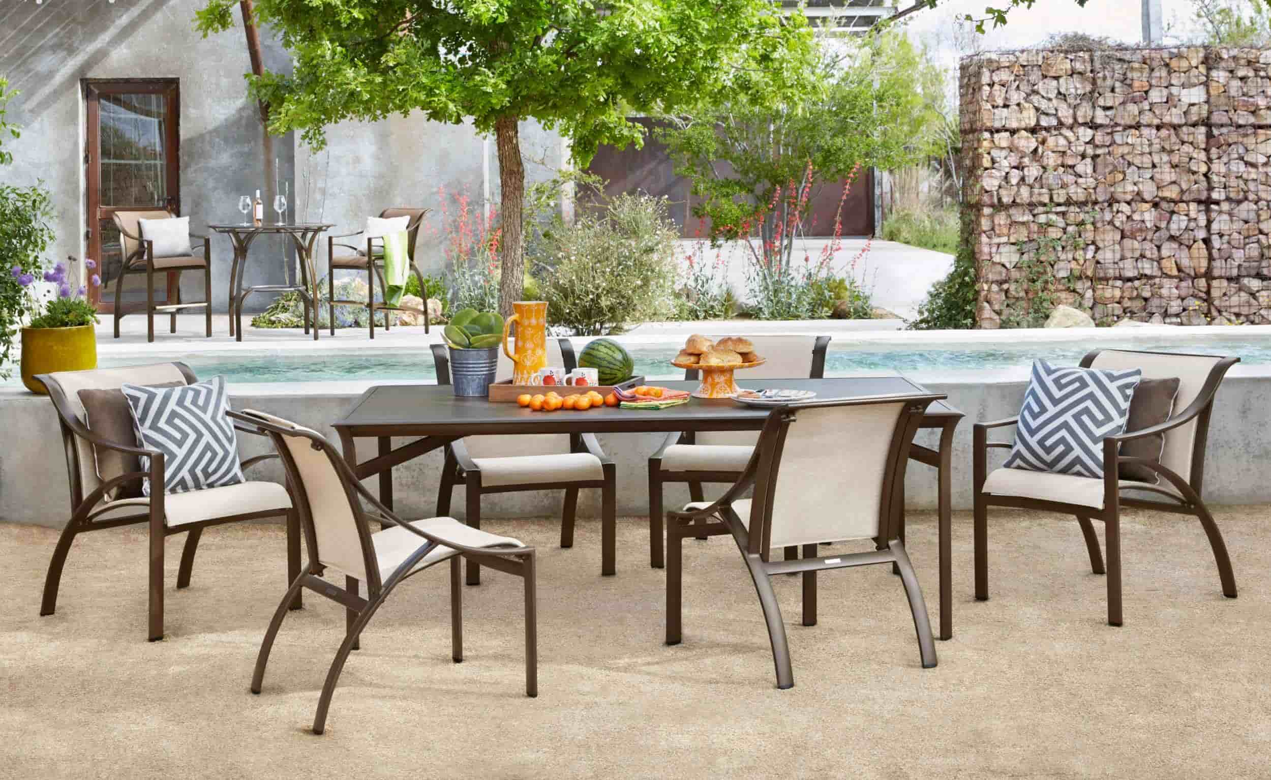 20+ Outdoor Dining Tables That Will Wow Your Dinner Guests The