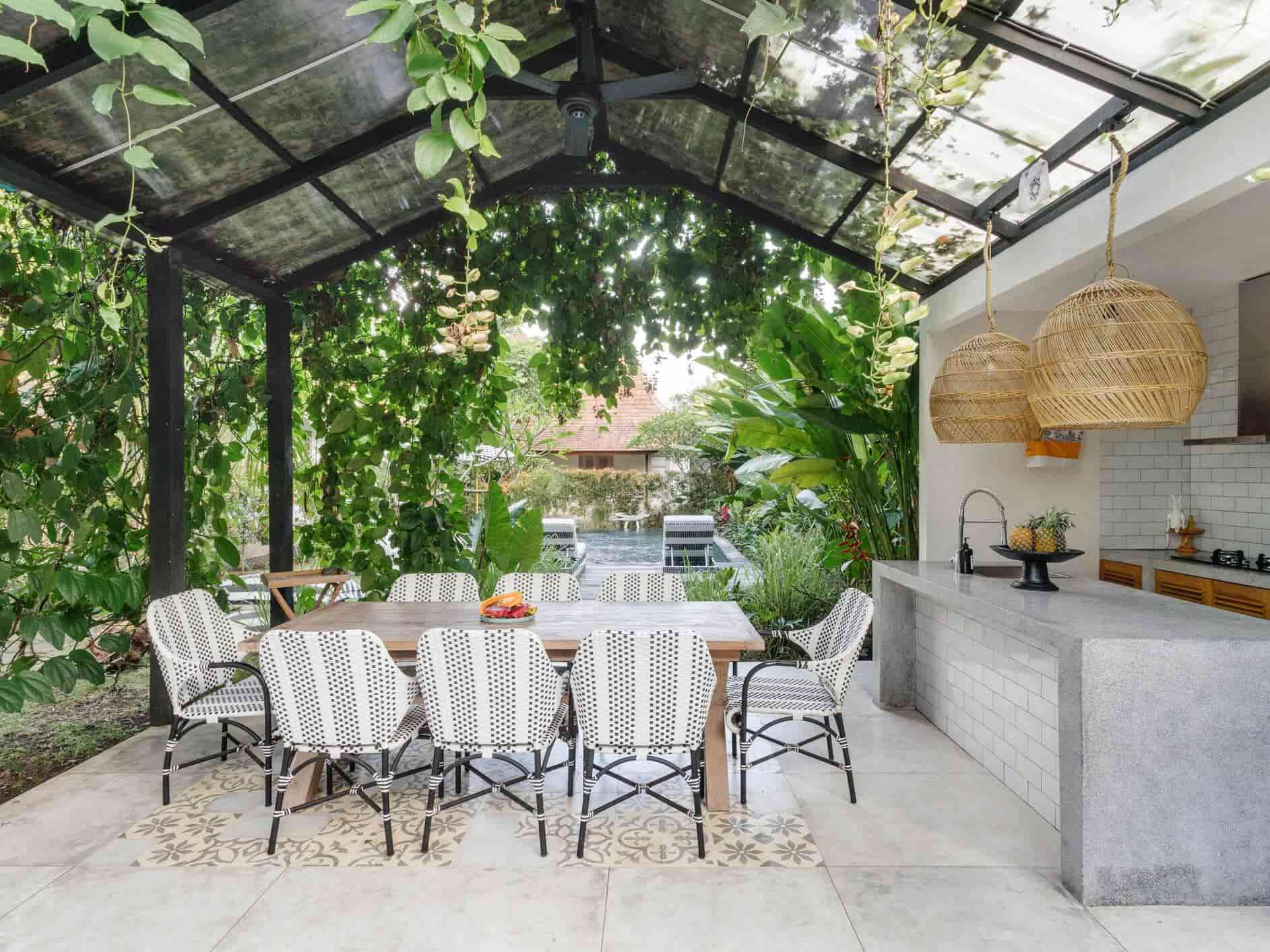 How to Set Up Outdoor Dining Space Creatively