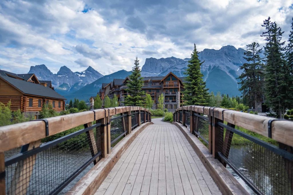 Banff vs Canmore • Which Town is Better For YOUR Vacation?
