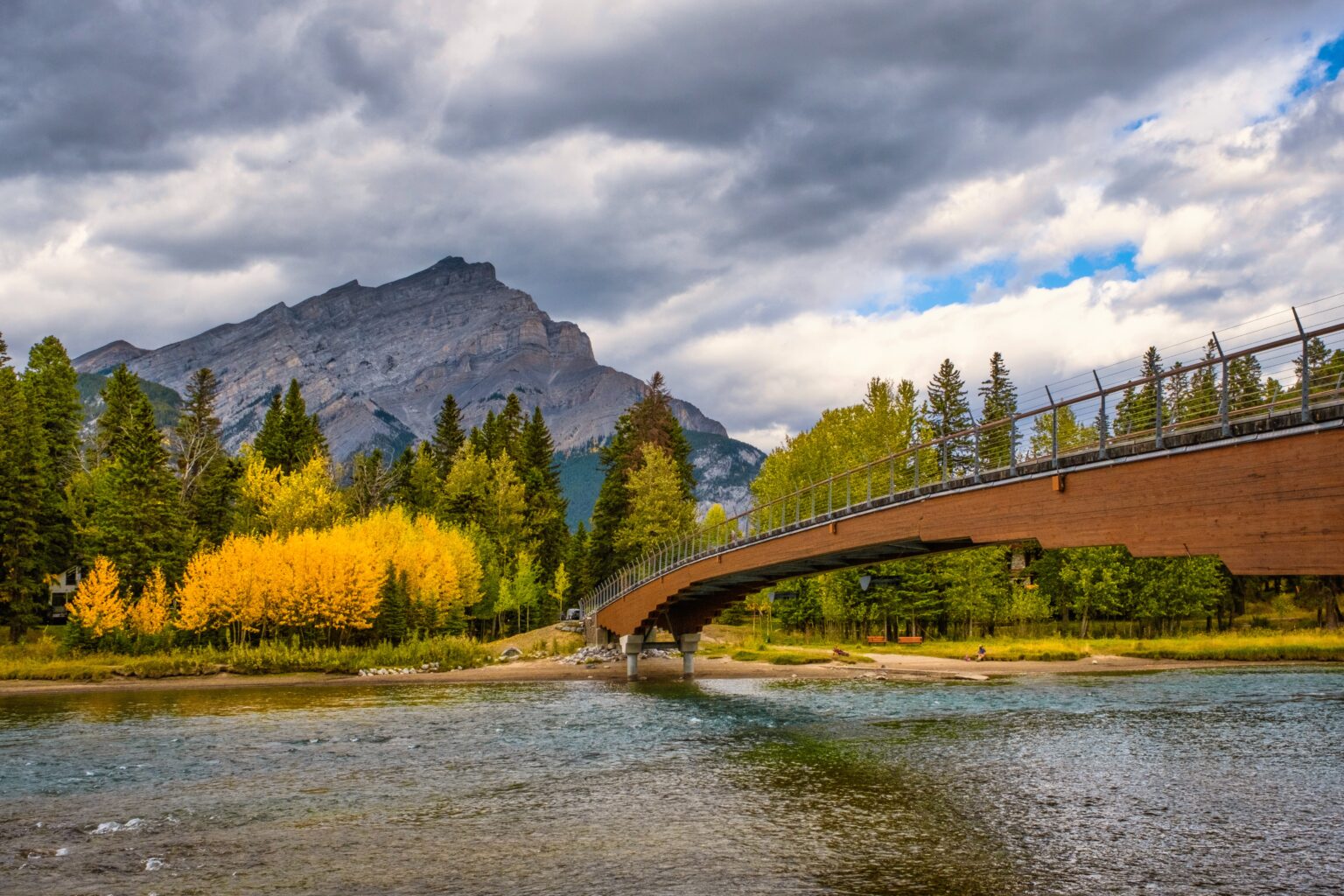 Banff vs Canmore • Which Town is Better For YOUR Vacation?