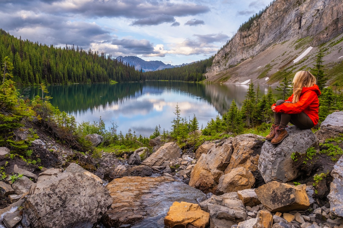 26 STUNNING Lakes in Alberta You Have to See to Believe