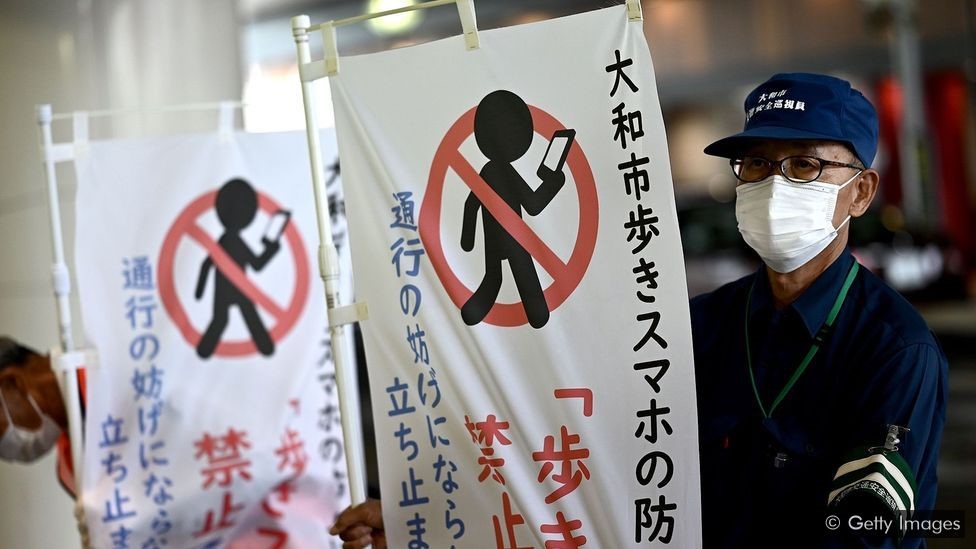 The Japanese city that banned ‘smartphonewalking’ The Business