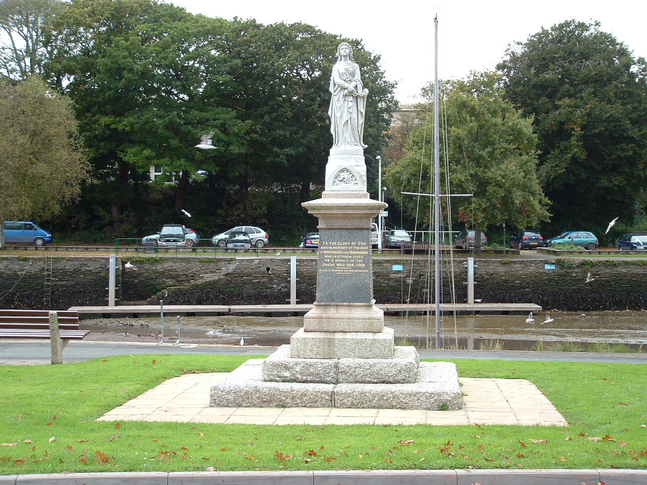 Kingsbridge St. Edmund’s Church & War Memorial With the British
