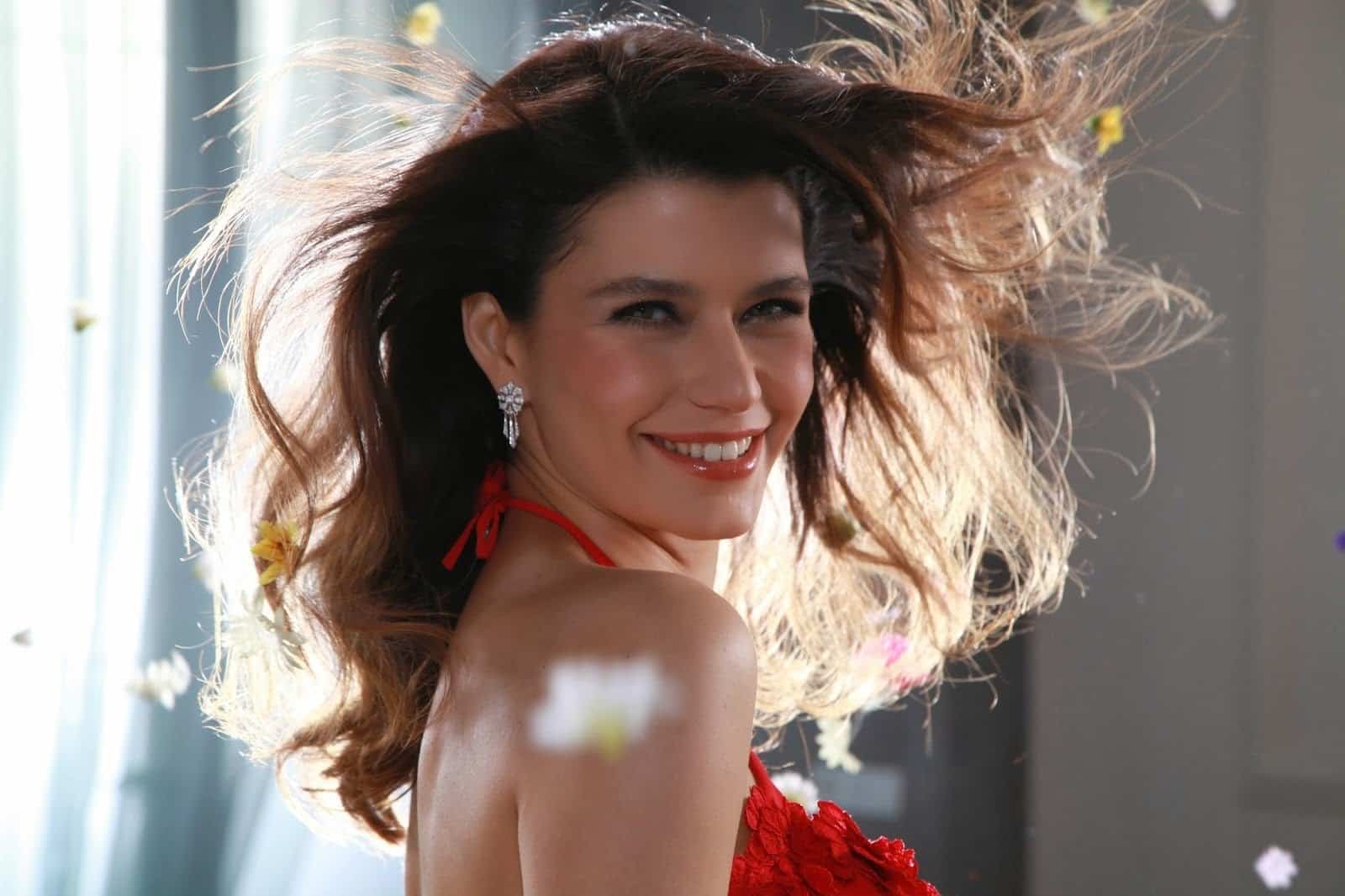 Beren Saat's Biography Husband, Eyes, Height, Religion, Age