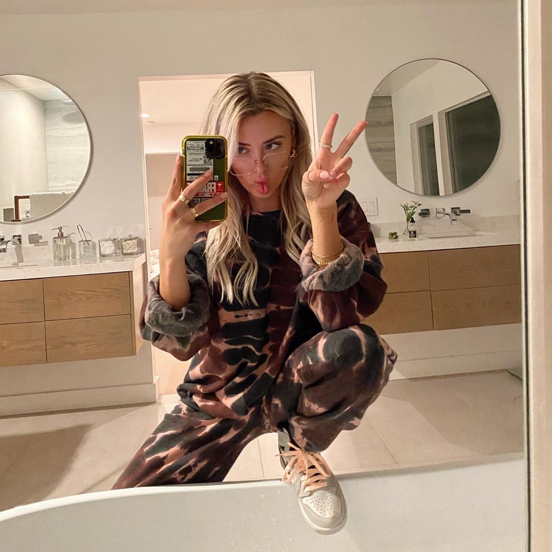 Video Game Streamer Corinna Kopf's Soaking Wet Bathtub Selfie Leaves