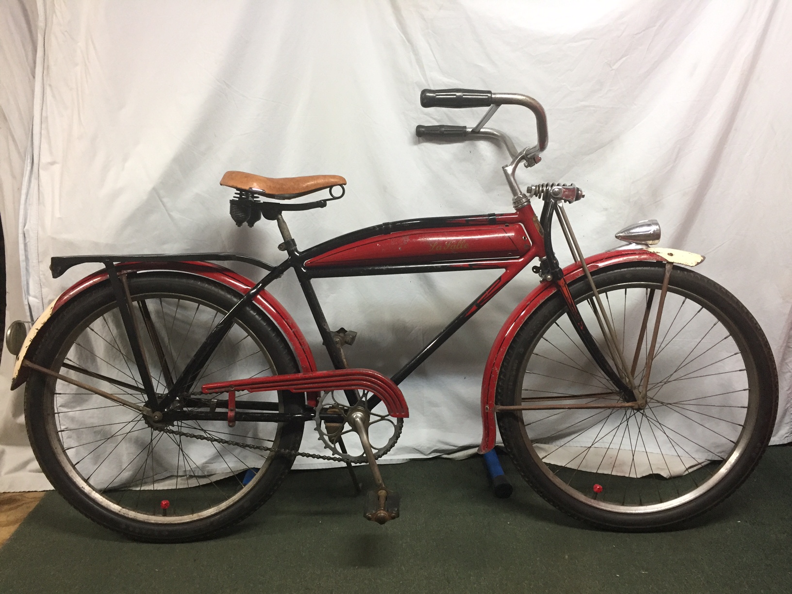 Pictures of late 1930's Schwinn CModel mens bike with tanks Classic