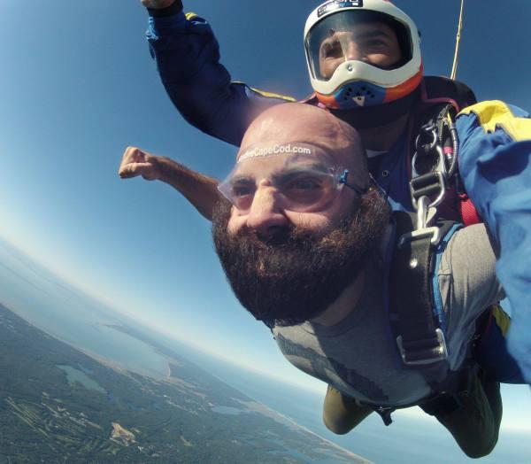 Either you win at skydiving or you look hilarious trying (22 Photos)