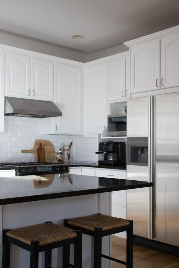 Benjamin Moore Simply White Color Review (OC117)