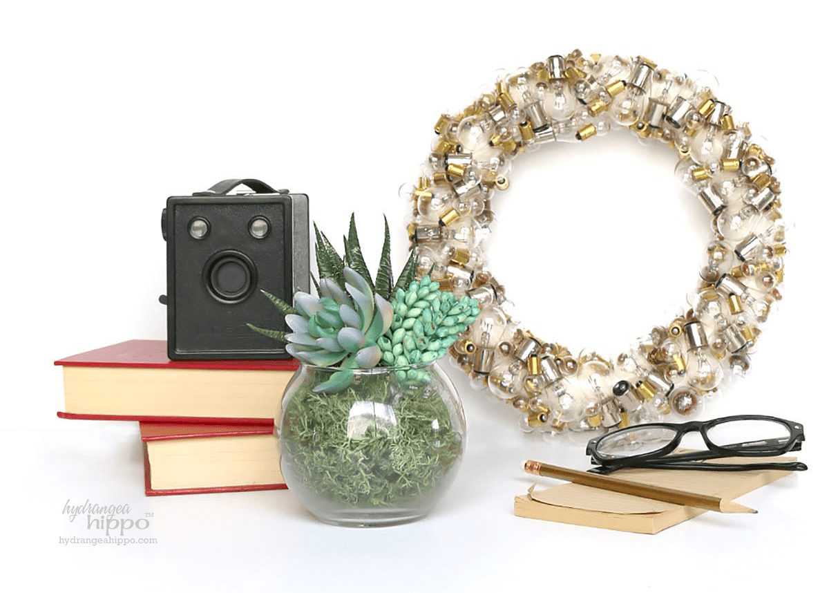 Light-Bulb-Wreath-hydrangeahippo