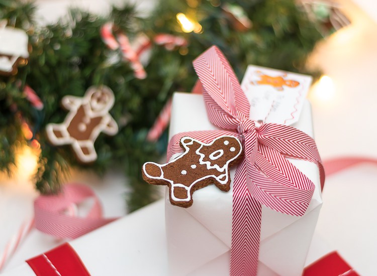 gift-wrap-gingerbread-man-2