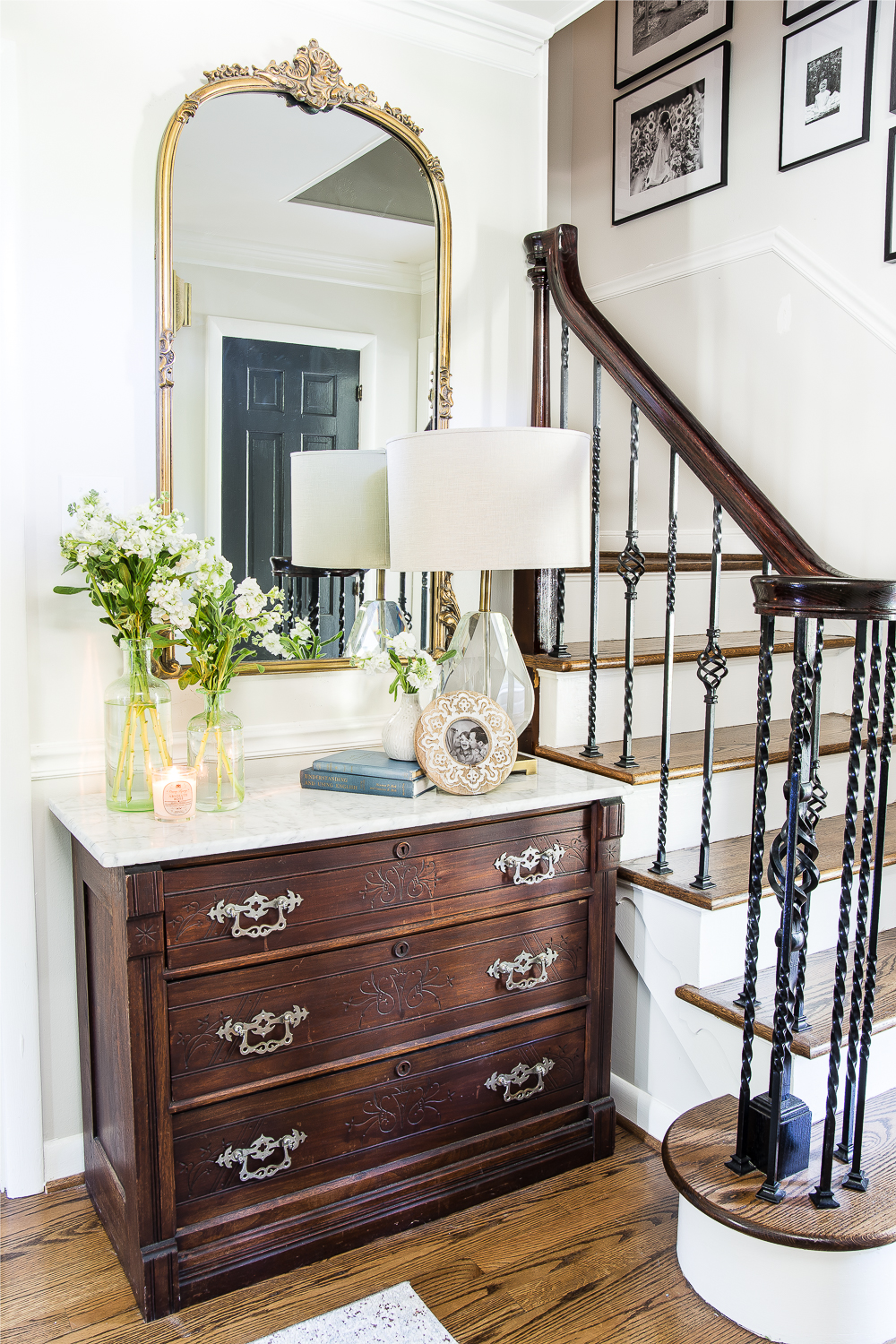 This gorgeous farmhouse style entryway set up is quaint and stylish