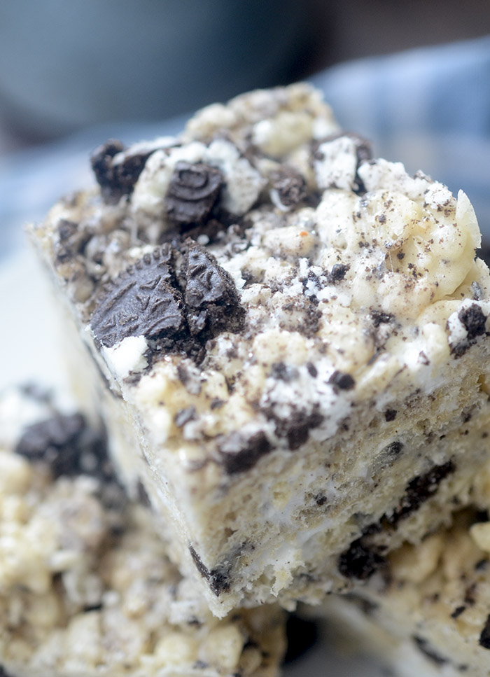 These cookies and cream rice crispies treats are made with Oreos.