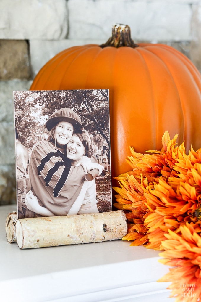 This fall themed photo frame made from two pieces of wood is rustic.