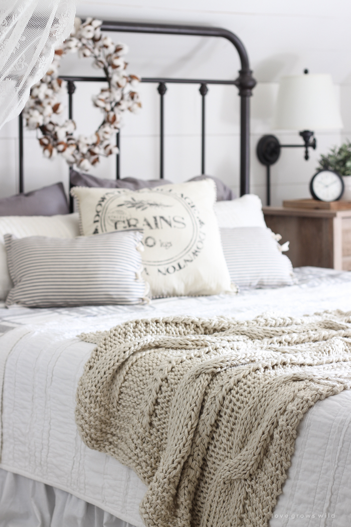 Come and visit us as we share Quick & Easy Ideas To Add Farmhouse Fall Chart To yYour Home. You won't beleive what you can do in 10 minutes!