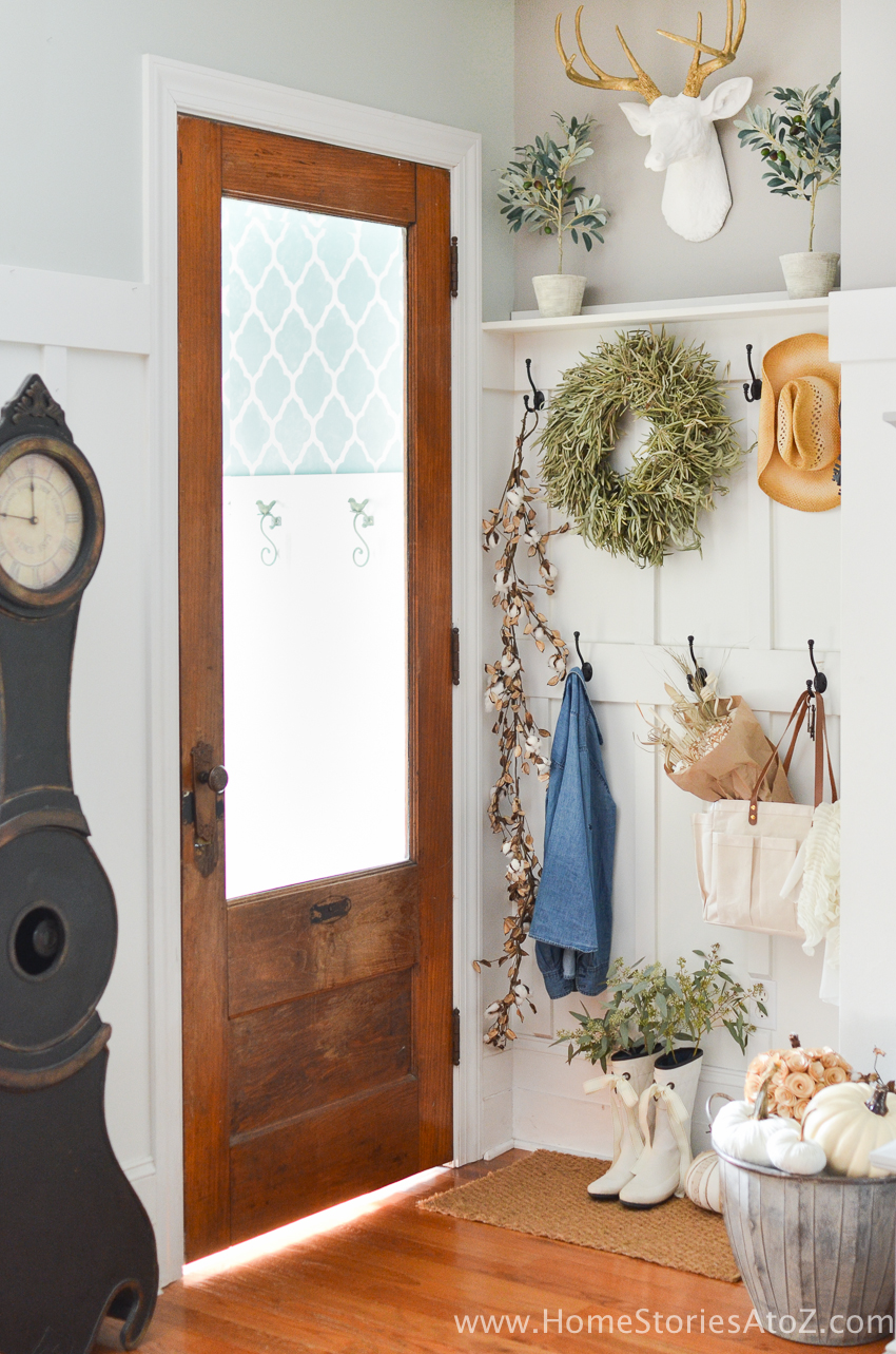 Come and visit us as we share Quick & Easy Ideas To Add Farmhouse Fall Chart To yYour Home. You won't beleive what you can do in 10 minutes!