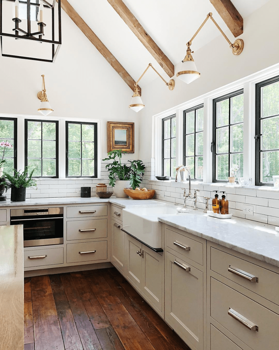 This wide open and bright farmhouse style kitchen as all the farmhouse elements we love