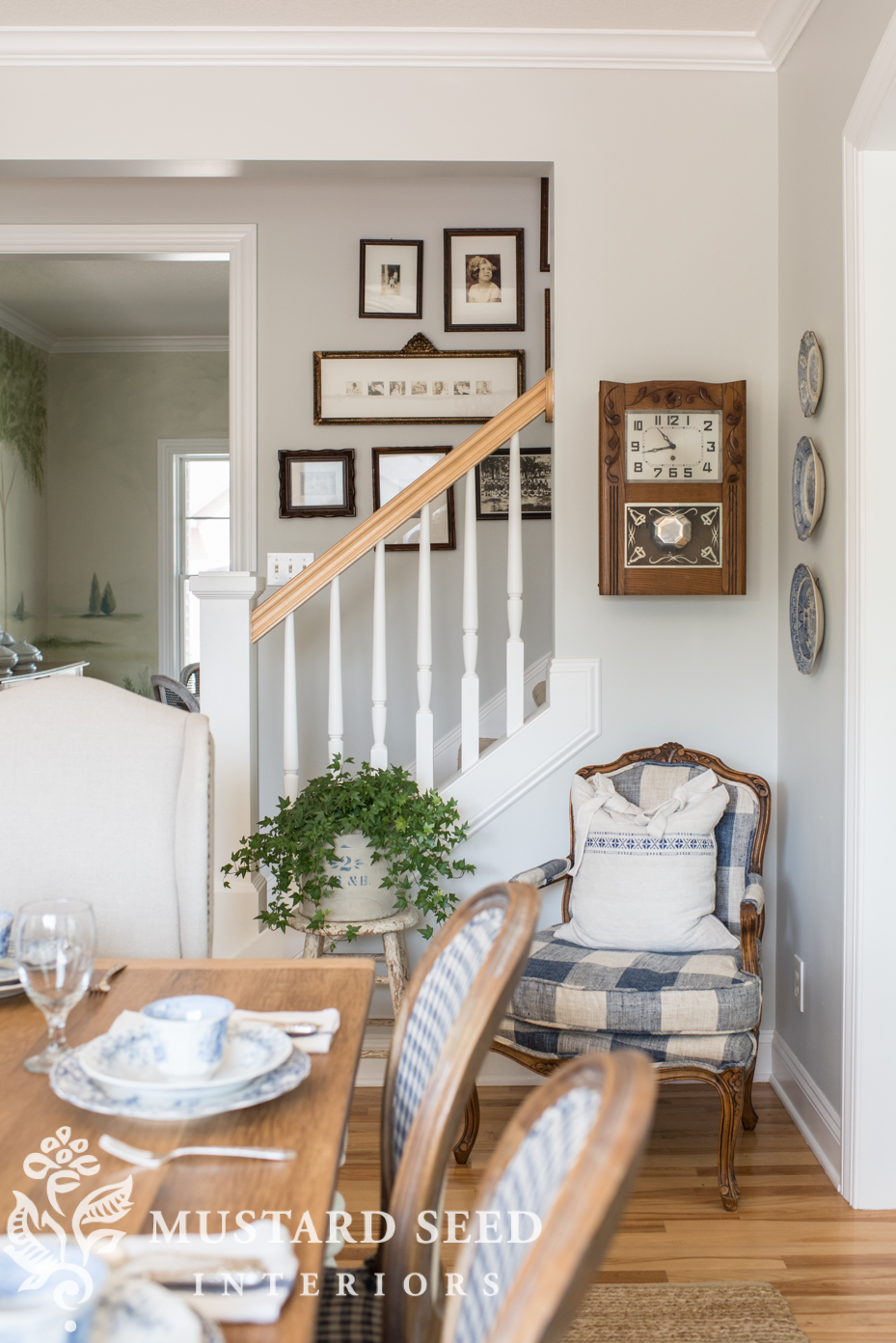 Simple farmhouse style elements can bring a room together with a unique, gorgeous style