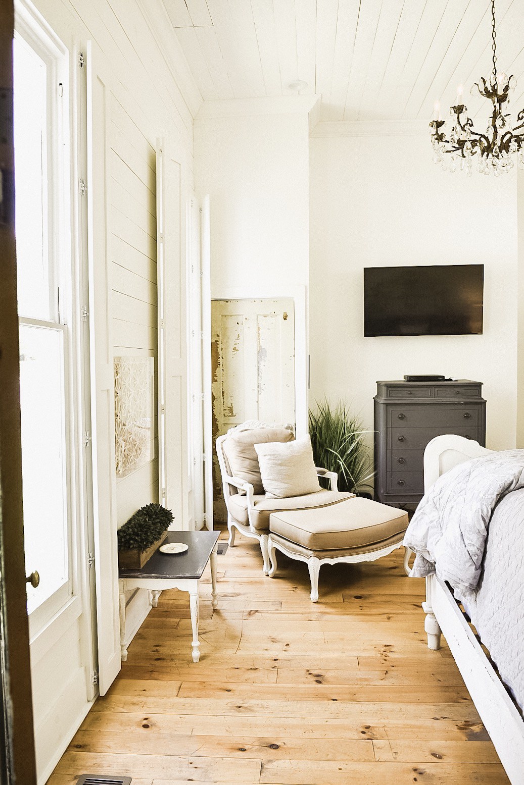 This Fixer Upper house is the essence of farmhouse style decor with diys and vintage pieces that we love