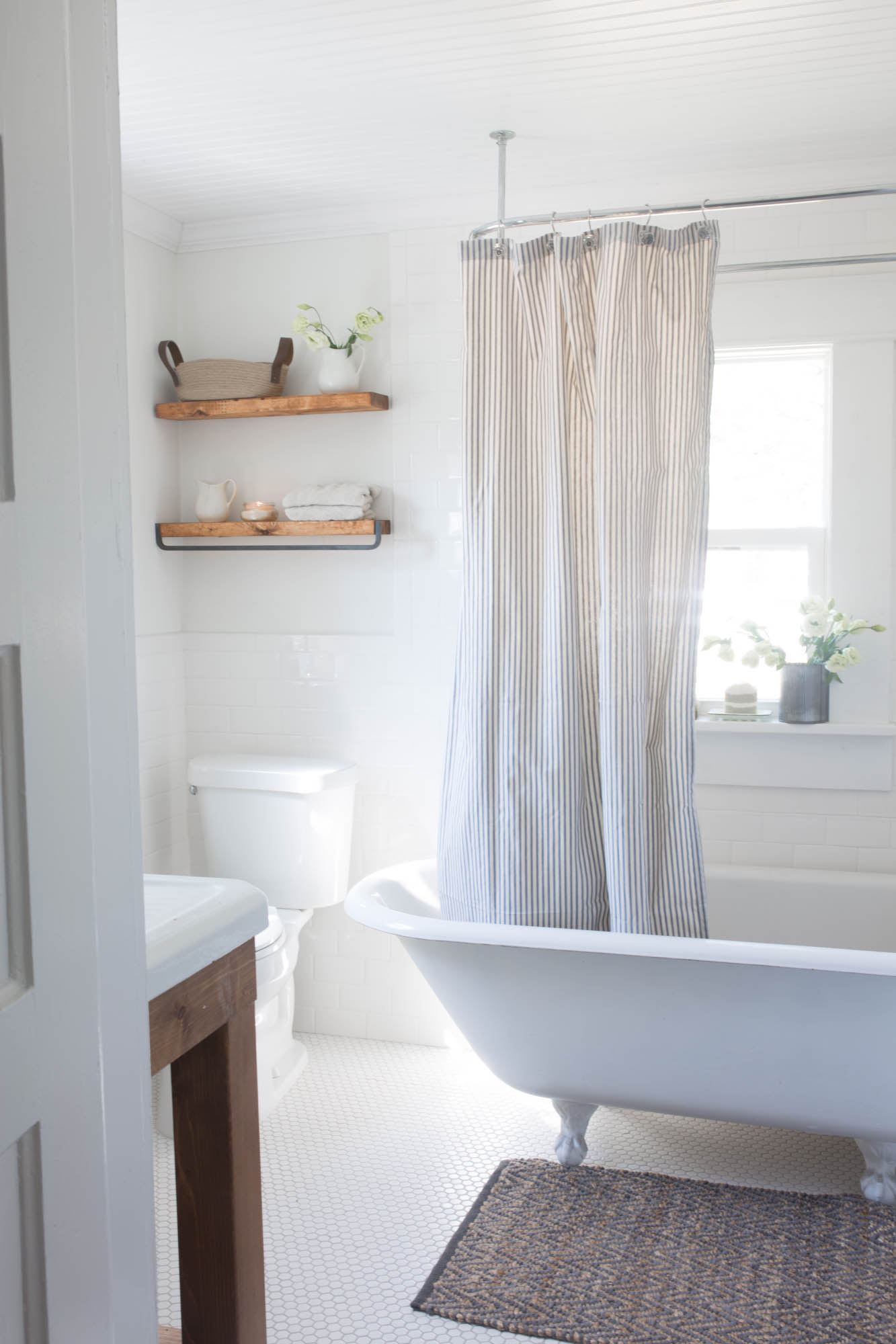 This simple and minimal farmhouse style bathroom is so sleek, making it a gorgeous space